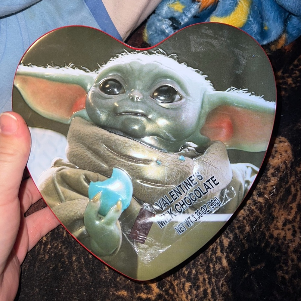 baby yoda valentine’s day tin